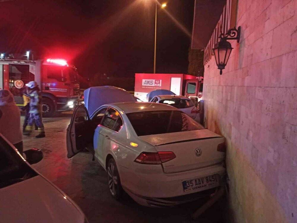 Akaryakıt istasyonunda lastik kontrolü için duran araca otomobil çarptı: 2 yaralı