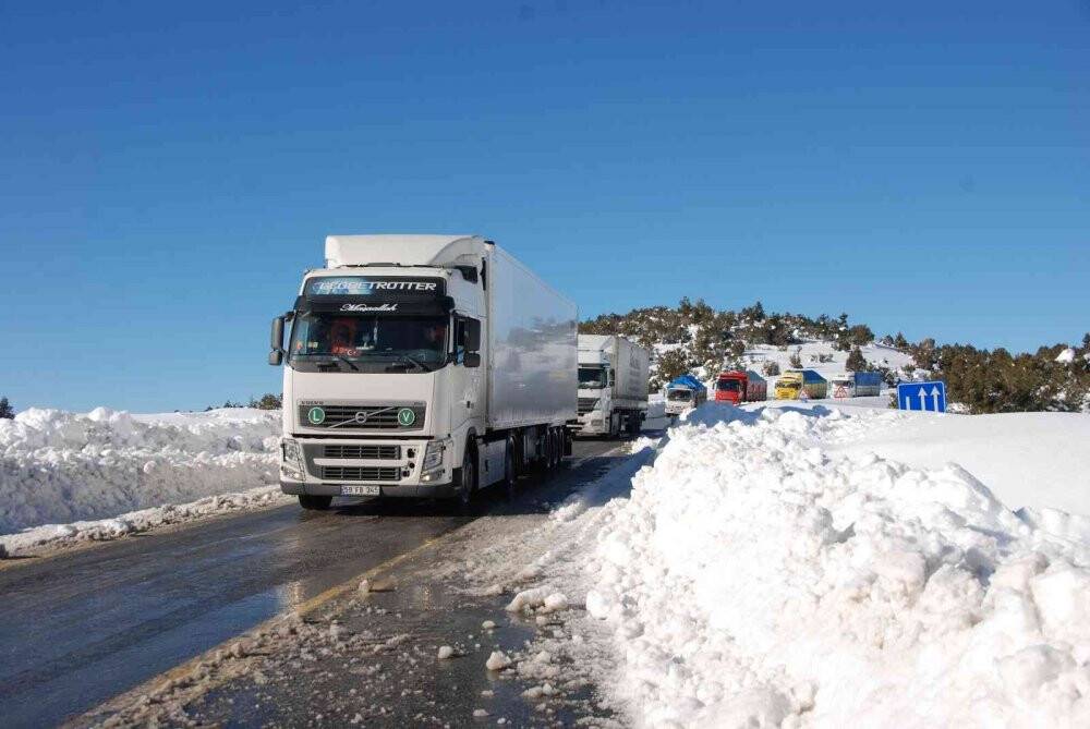 Antalya-Konya karayolunda kar esareti sona erdi