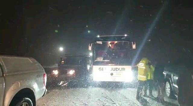 Diyarbakır’dan Şanlıurfa ve Elazığ güzergahı yolları yoğun kar ve tipi nedeniyle ulaşıma kapandı