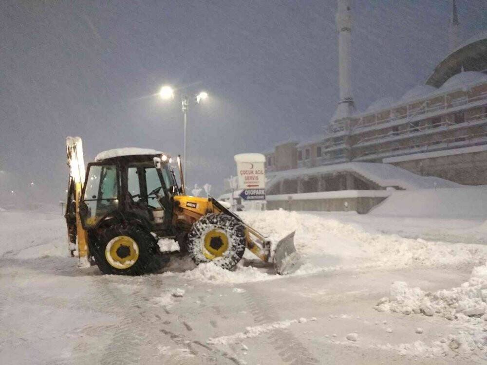 Düzce Üniversitesi karla mücadelede 24 saat çalışıyor