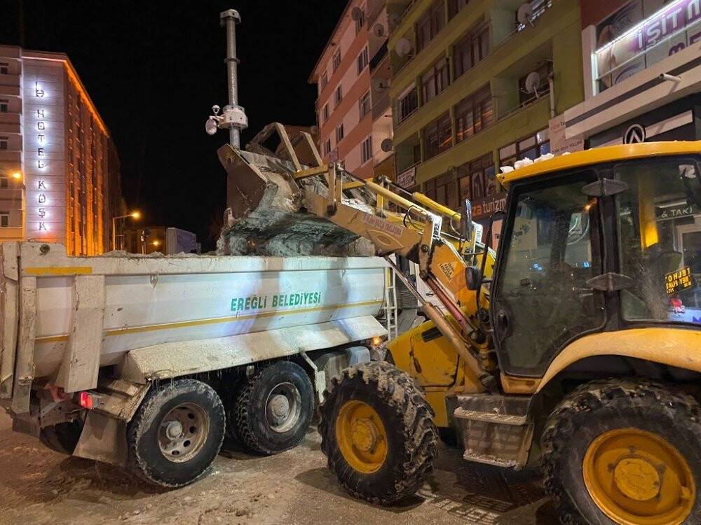 Ereğli Belediyesi'nden karda bekleyen vatandaşlara  çorba ikramı