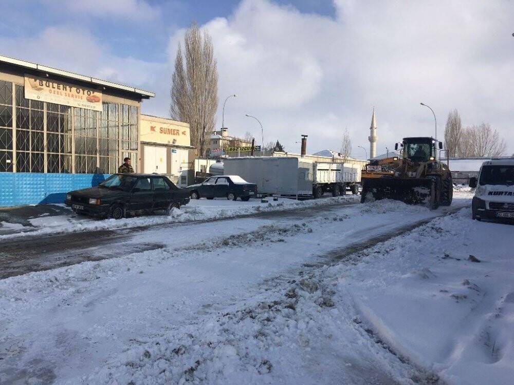 Ereğli Belediyesi'nden karda bekleyen vatandaşlara  çorba ikramı