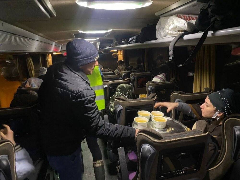 Ereğli Belediyesi'nden karda bekleyen vatandaşlara  çorba ikramı