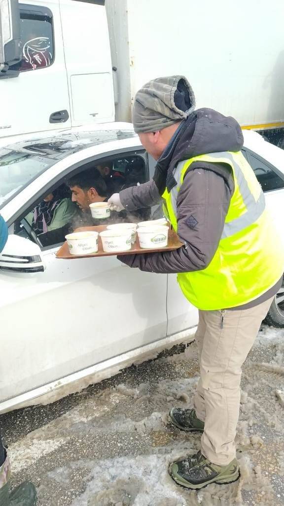 Ereğli Belediyesi'nden karda bekleyen vatandaşlara  çorba ikramı