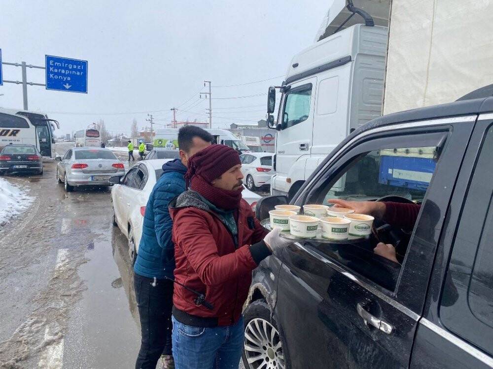 Ereğli Belediyesi'nden karda bekleyen vatandaşlara  çorba ikramı