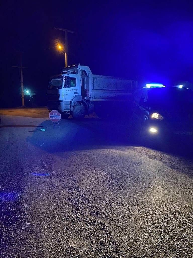 İzmir’de yoğun kar yağışı nedeniyle dağ yolunda mahsur kalan 20 kişi kurtarıldı