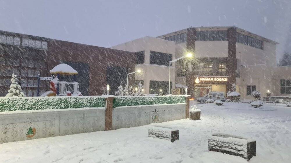 Kar altında termal havuz keyfi