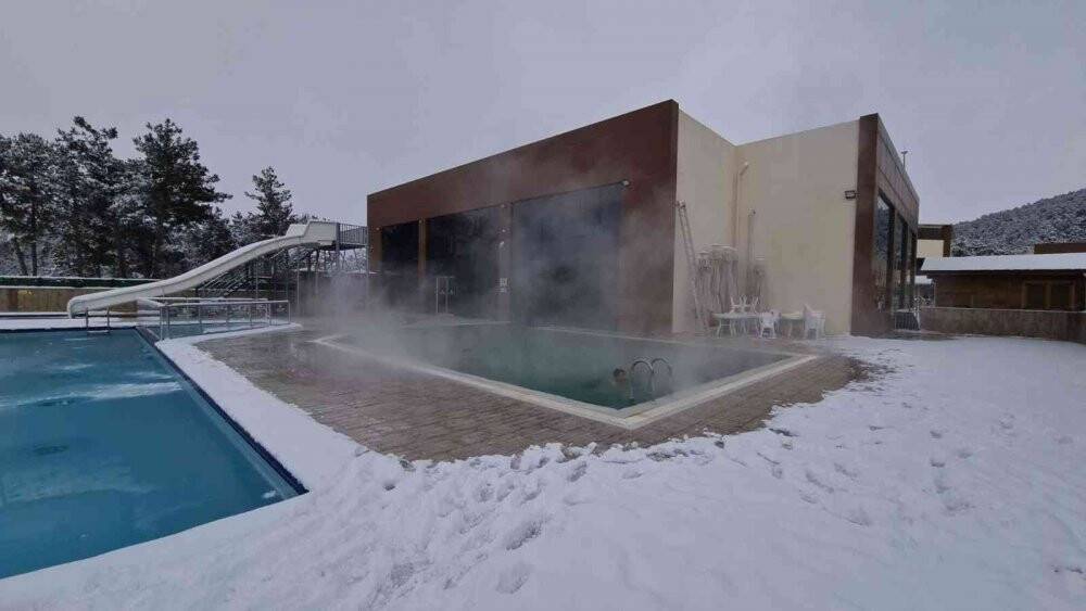 Kar altında termal havuz keyfi