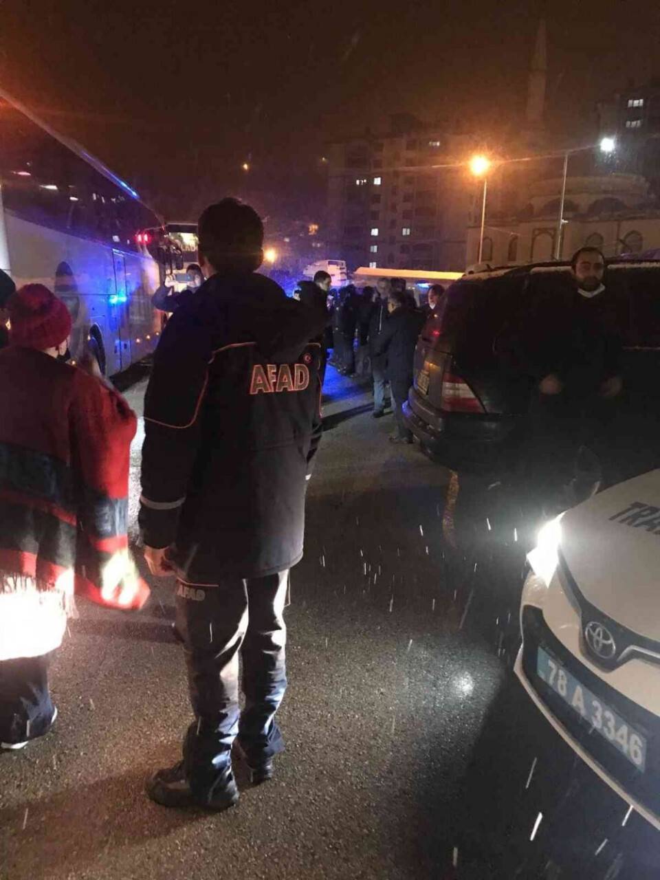 Kar nedeniyle yollar kapandı, yolcular öğrenci yurduna yerleştirildi