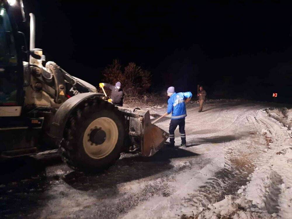 Karda mahsur kalan 15 kişi kurtarıldı