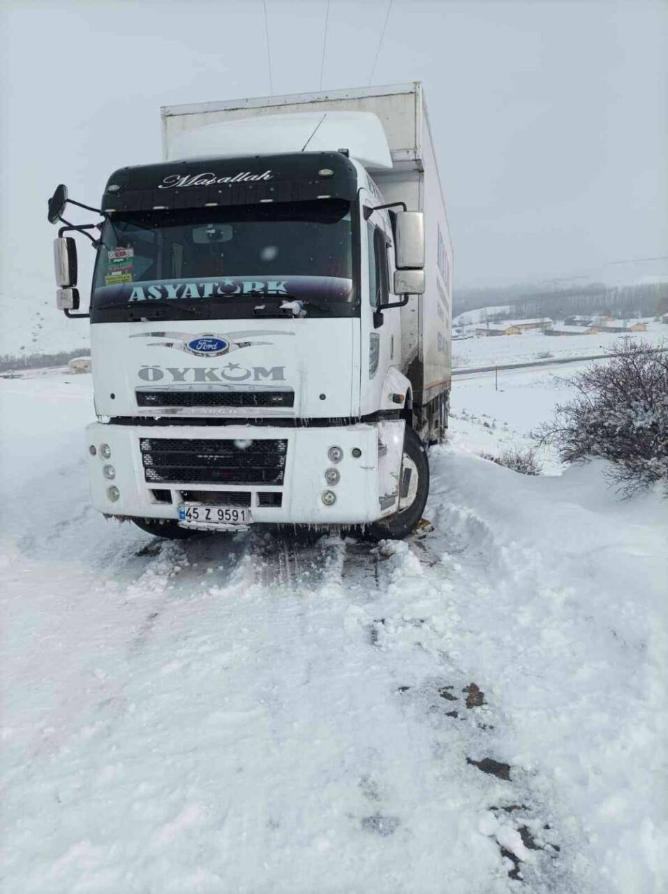 Kardan kayan nakliyat aracı yolu kapattı