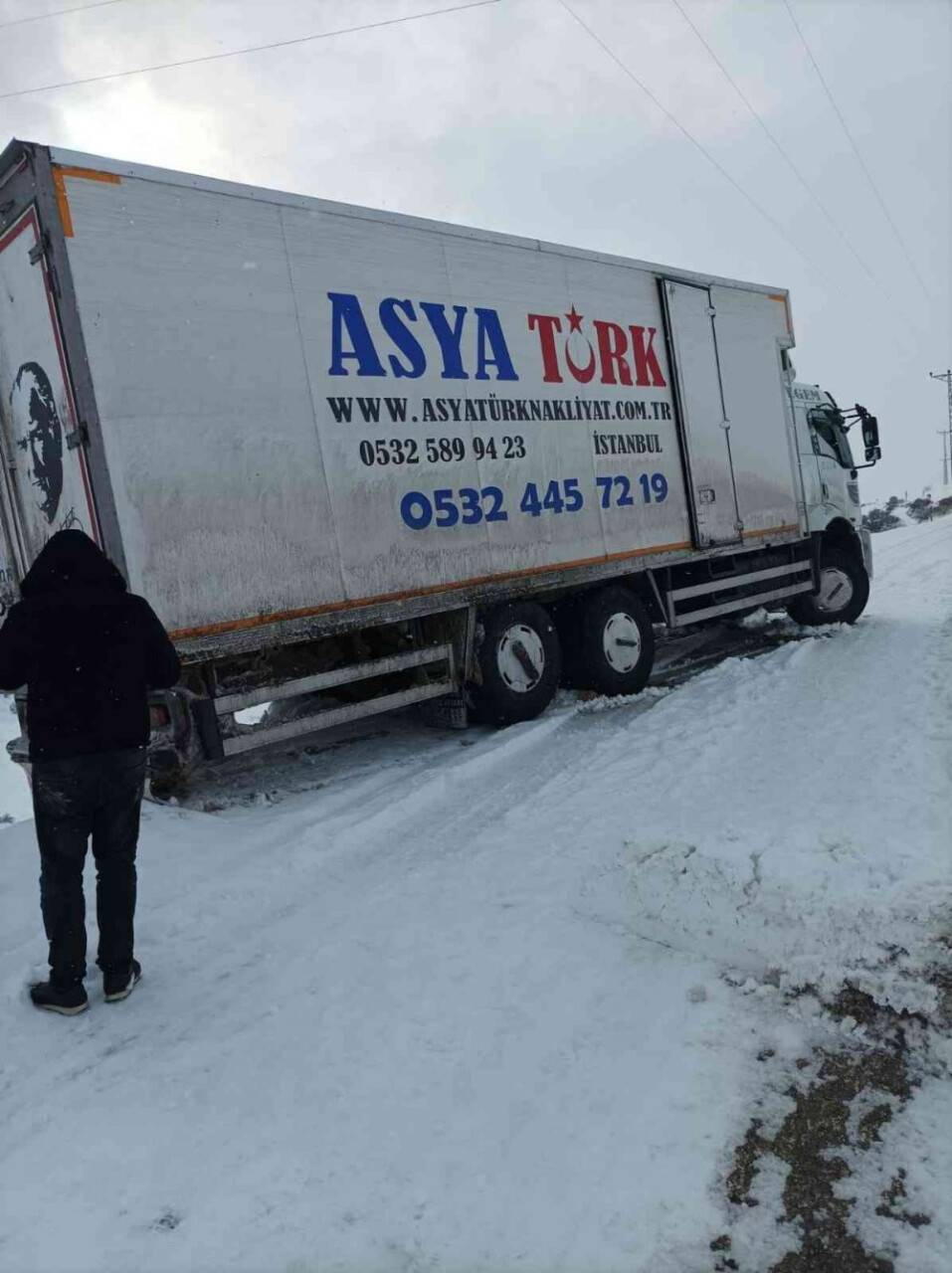 Kardan kayan nakliyat aracı yolu kapattı