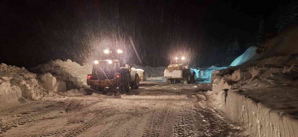 Konya-Antalya karayoluna çığ düştü, 3 metrelik kar kütleleri yolu kapladı