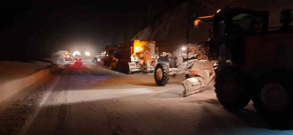 Konya-Antalya karayoluna çığ düştü, 3 metrelik kar kütleleri yolu kapladı