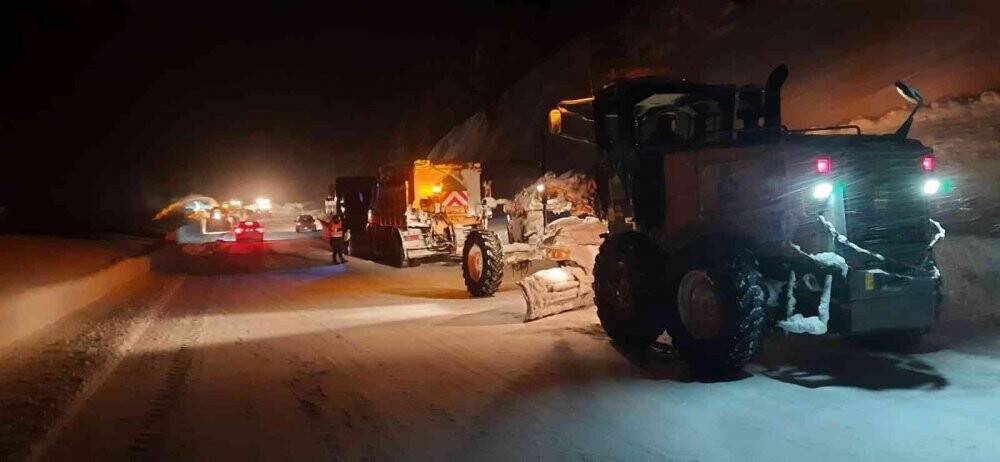 Konya-Antalya karayoluna çığ düştü, 3 metrelik kar kütleleri yolu kapladı