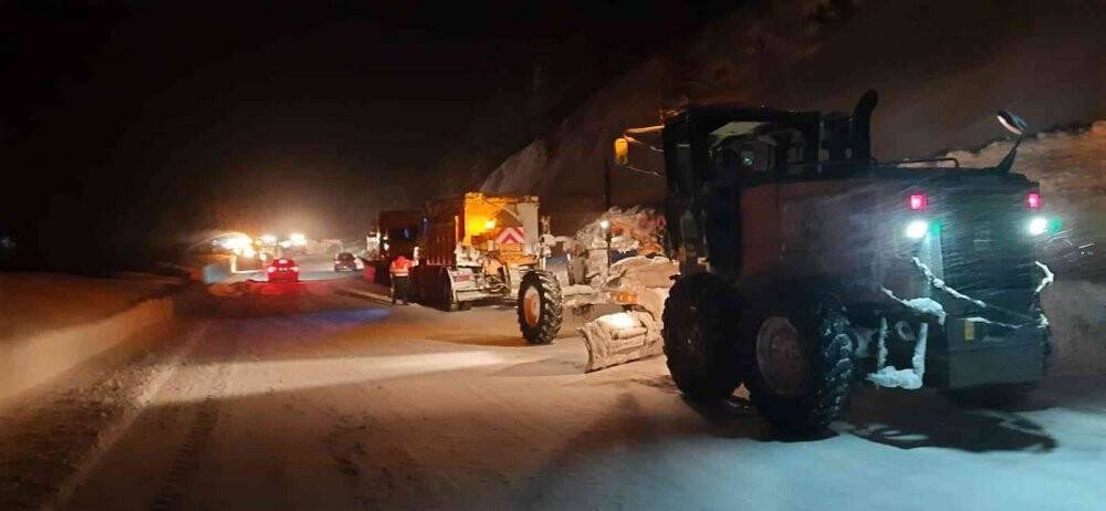 Konya-Antalya karayoluna çığ düştü, 3 metrelik kar kütleleri yolu kapladı