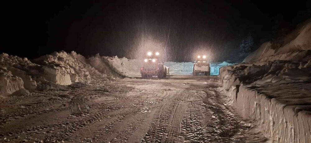 Konya-Antalya karayoluna çığ düştü, 3 metrelik kar kütleleri yolu kapladı