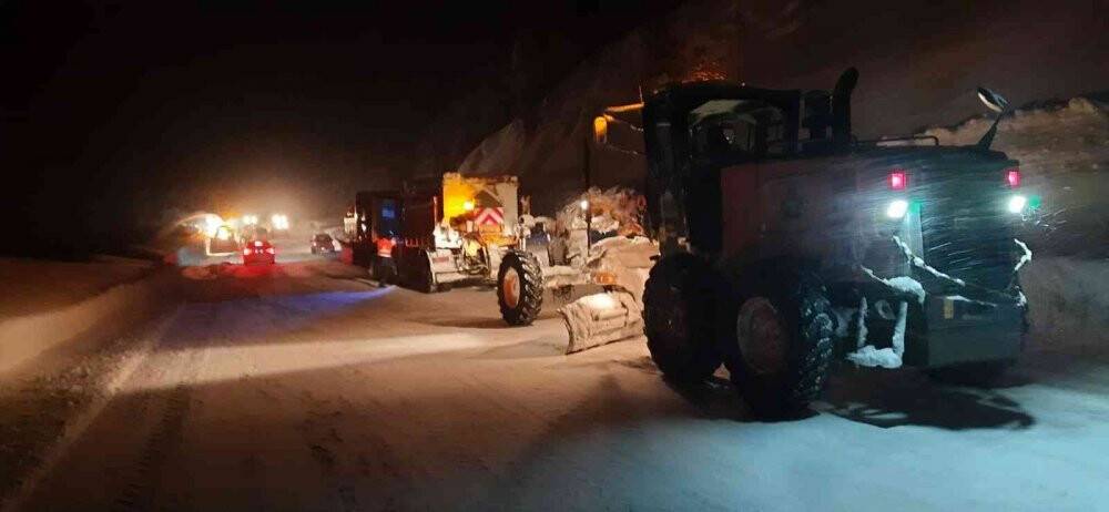 Konya-Antalya karayoluna çığ düştü, 3 metrelik kar kütleleri yolu kapladı