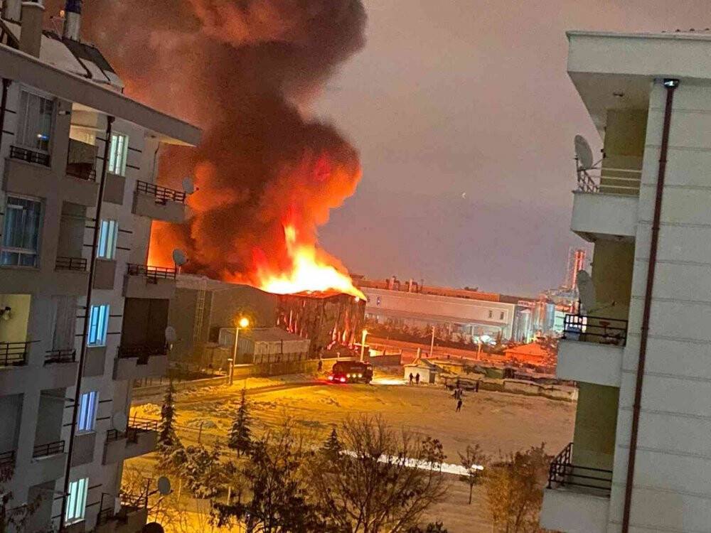 Konya'da sünger fabrikasında çıkan yangın söndürüldü