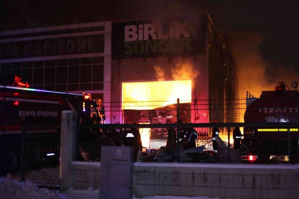 Konya'da sünger fabrikasında çıkan yangın söndürüldü