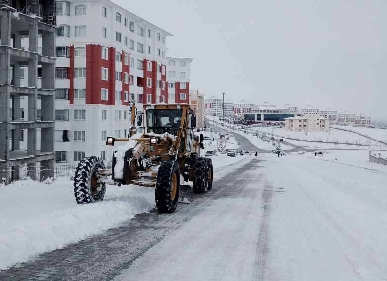 Meram’da yoğun kar mesaisi