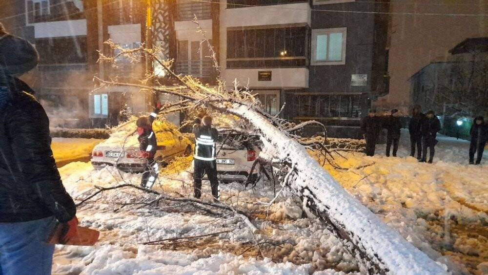 Yoğun kar yağışına dayanamayan halı sahanın çatısı çöktü