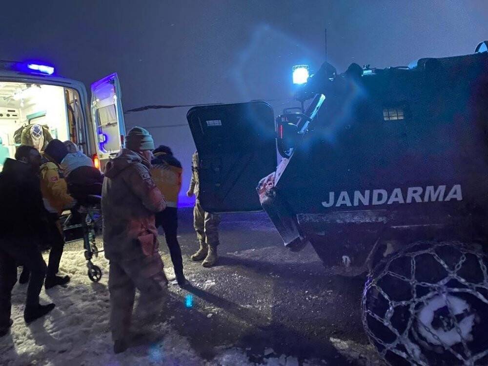 Yolda kalan vatandaşın yardım çağrısına jandarma ekipleri yetişti