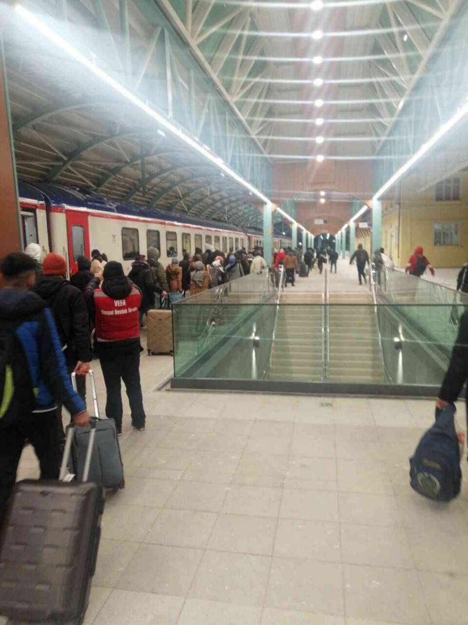 Yolda mahsur kalan vatandaşlar yurtlara yerleştirildi