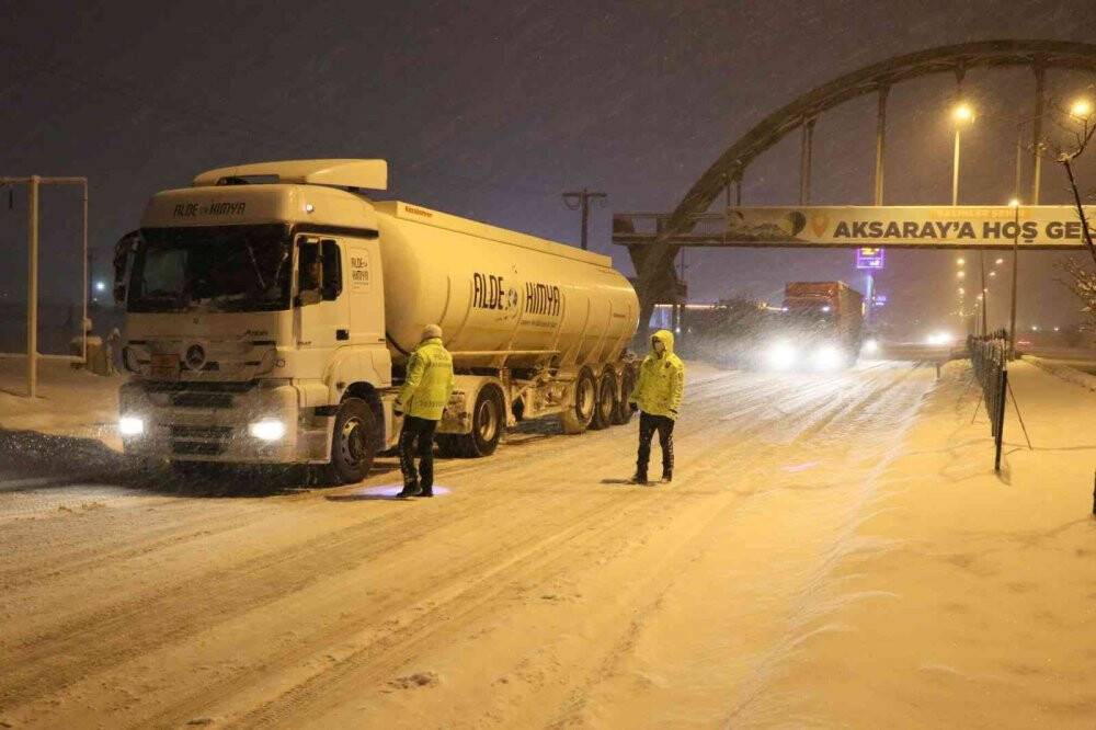 Aksaray-Adana ve Nevşehir karayolları kar ve tipi nedeniyle tırlara ulaşıma kapatıldı
