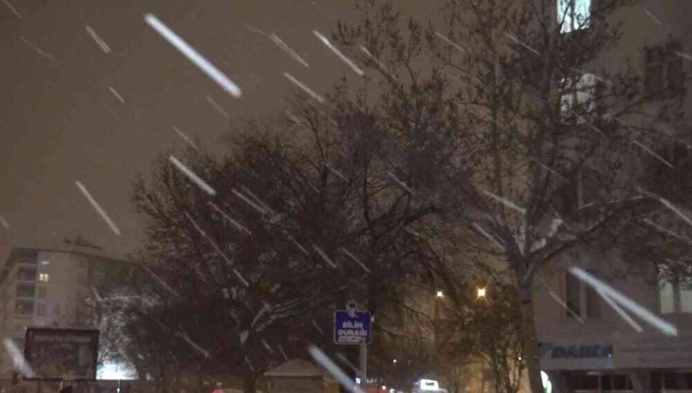 Aksaray’da kar yağışı kent merkezinde de devam ediyor