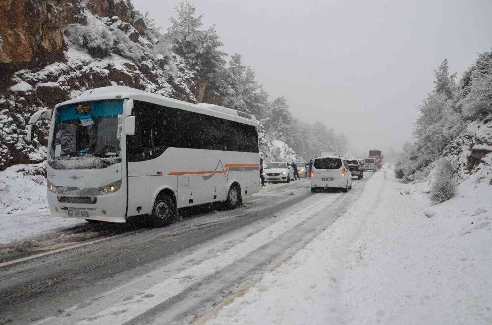 Antalya-Konya karayolu tüm araçlara kağatıldı