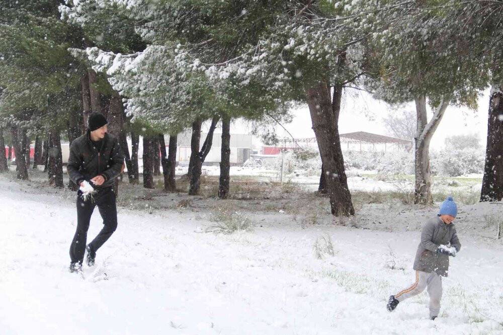 Antalya’ya 29 yıl sonra gelen kar sevinci