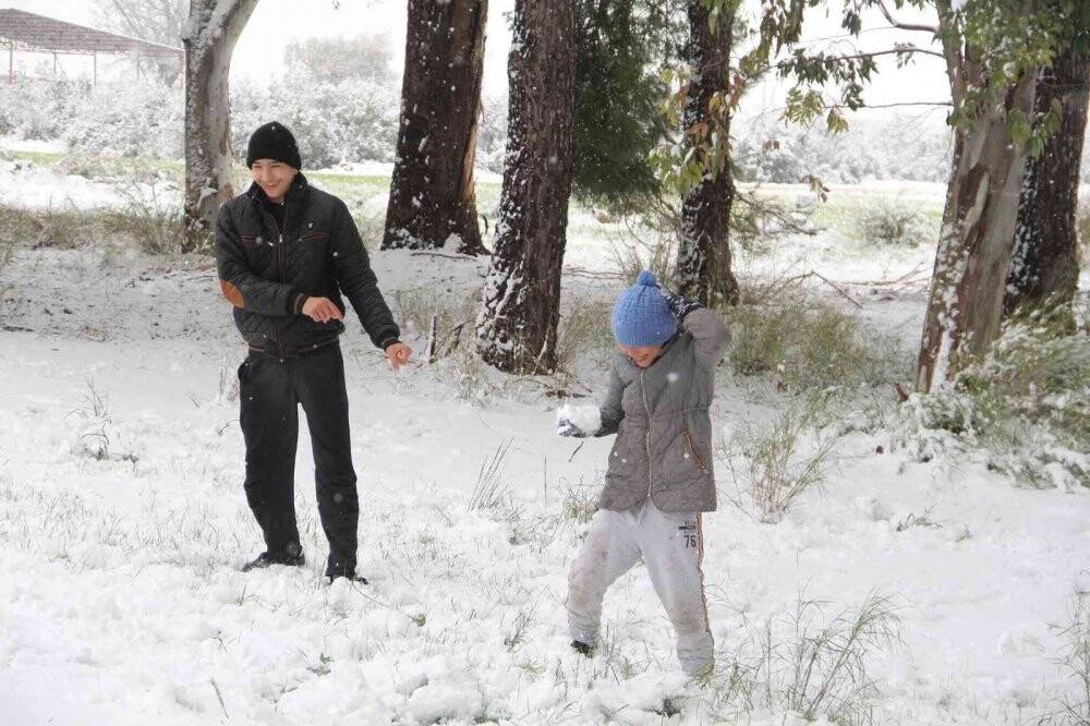 Antalya’ya 29 yıl sonra gelen kar sevinci