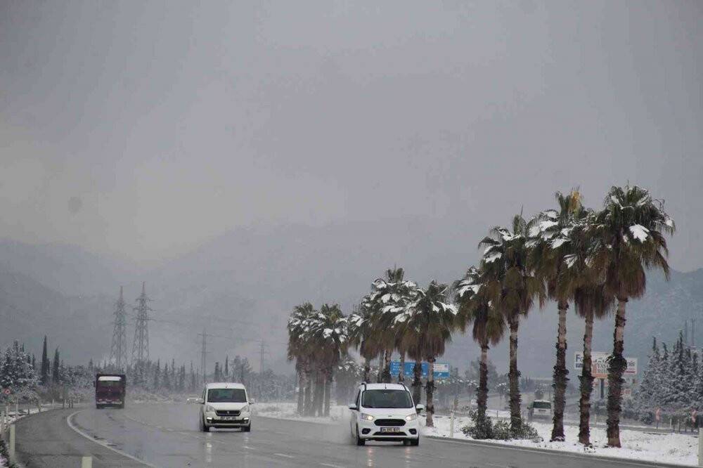 Antalya’ya 29 yıl sonra gelen kar sevinci