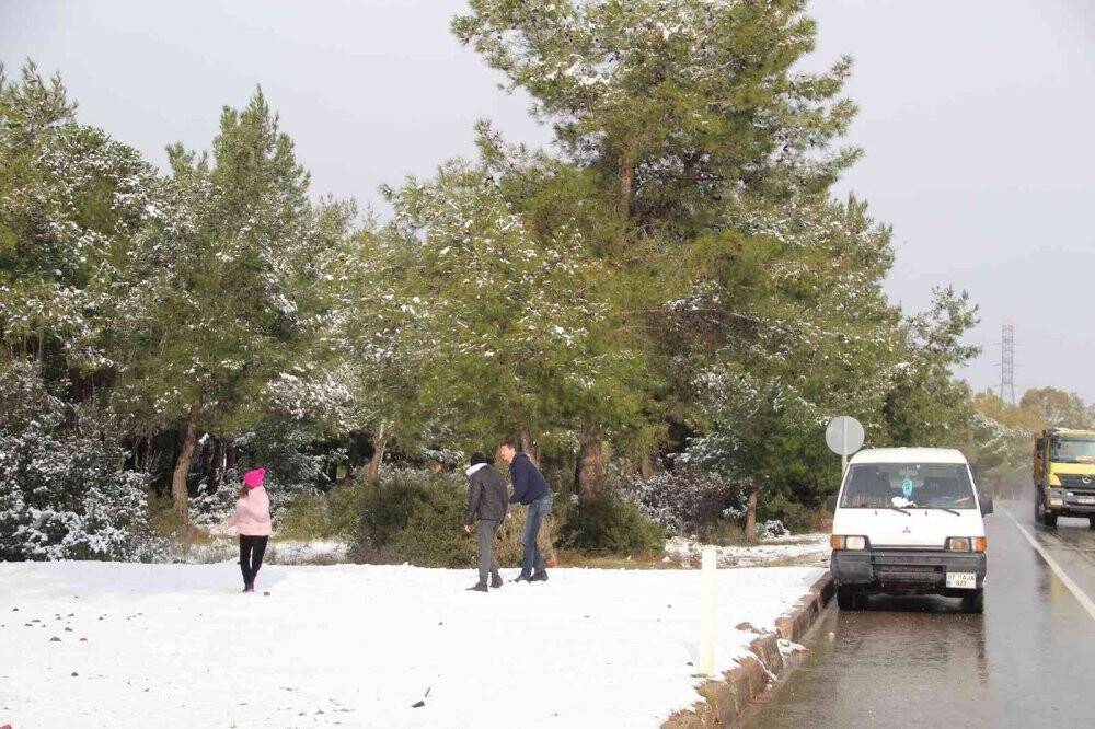 Antalya’ya 29 yıl sonra gelen kar sevinci
