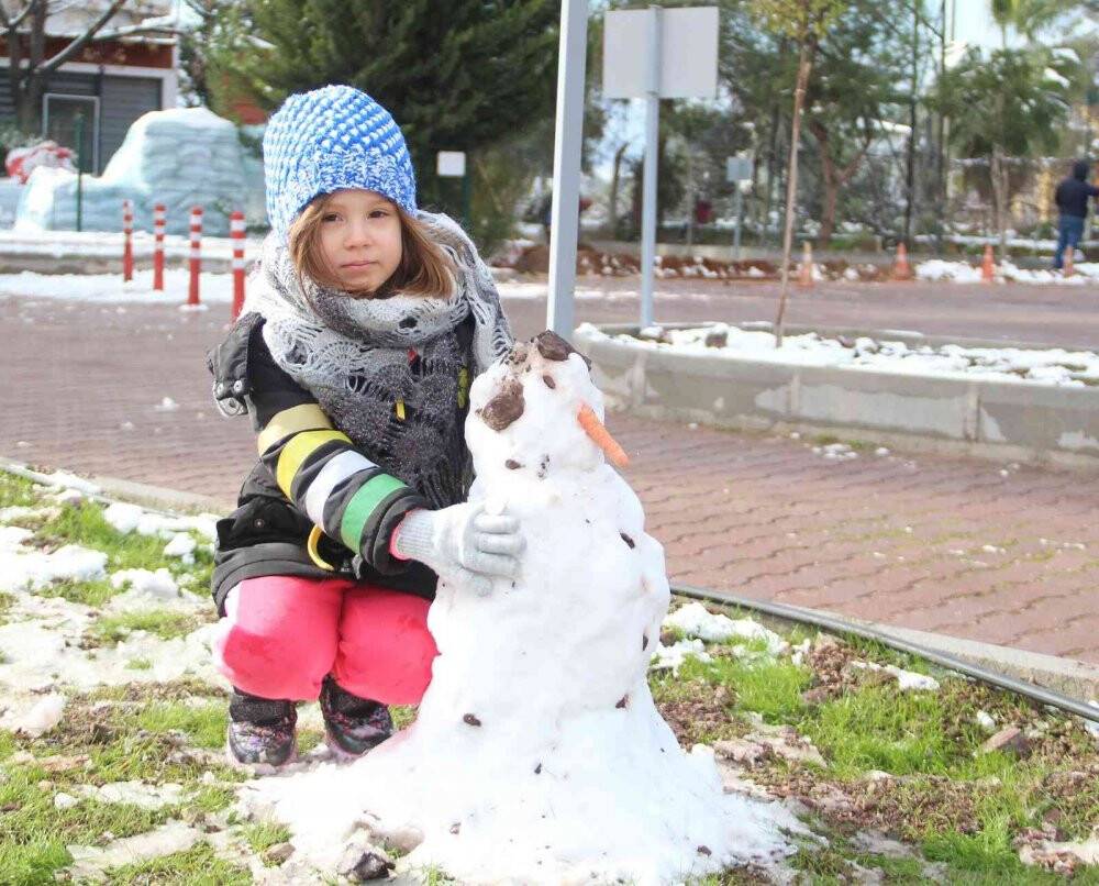 Antalya’ya 29 yıl sonra gelen kar sevinci
