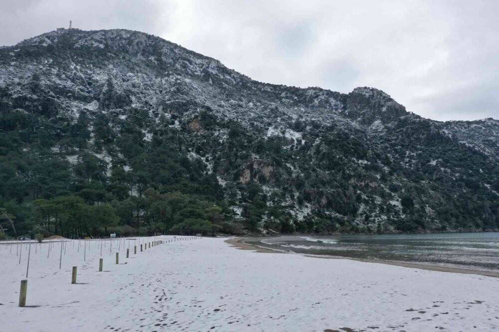 Dünyaca ünlü plaj beyaza büründü