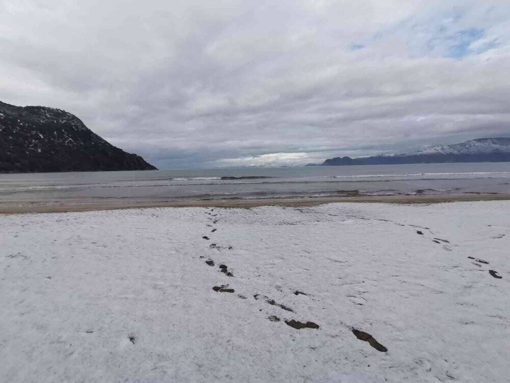 Dünyaca ünlü plaj beyaza büründü