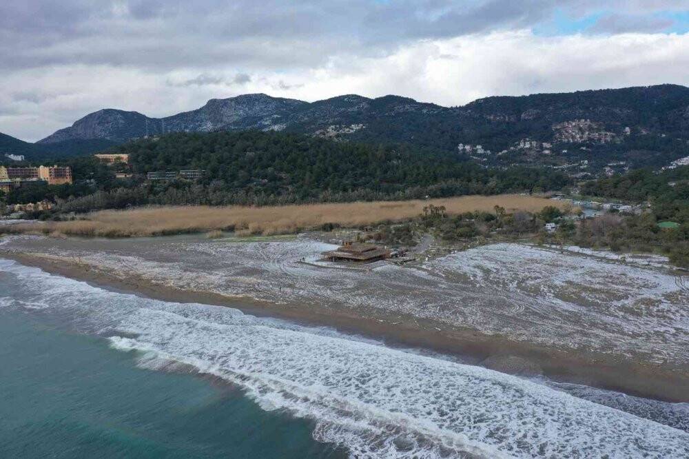 Dünyaca ünlü plaj beyaza büründü