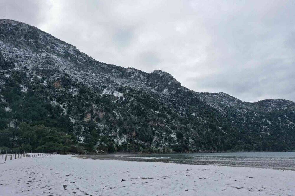 Dünyaca ünlü plaj beyaza büründü