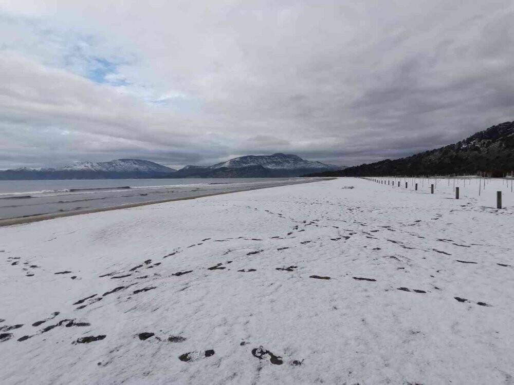 Dünyaca ünlü plaj beyaza büründü