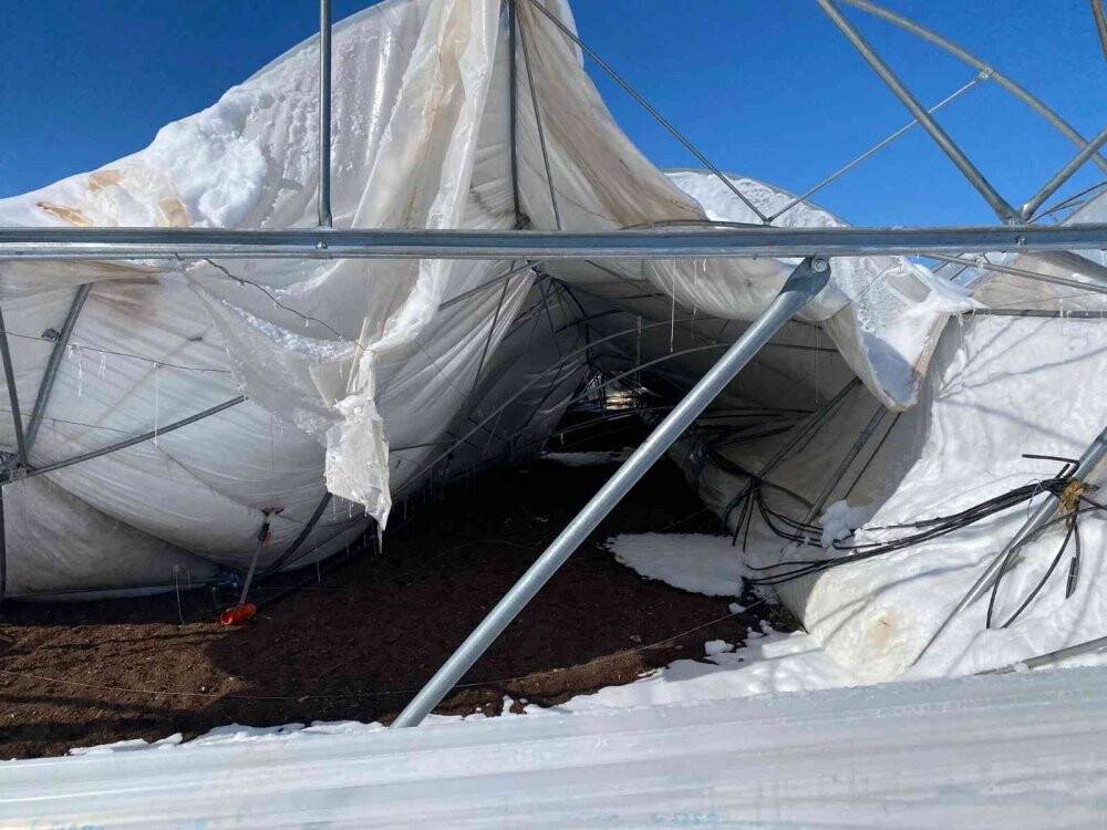 Karaman’da karın ağırlığına dayanamayan seralar çöktü