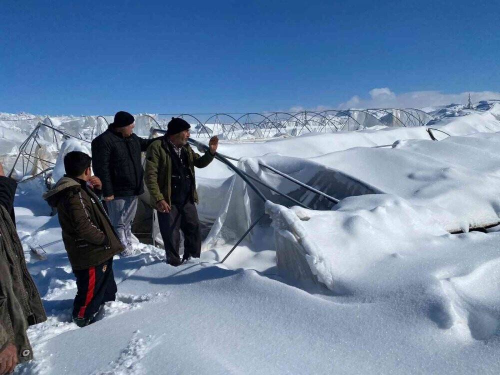 Karaman’da karın ağırlığına dayanamayan seralar çöktü