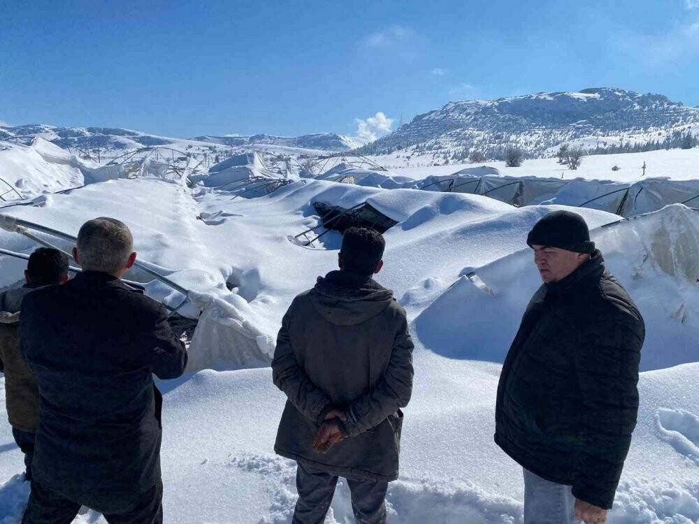 Karaman’da karın ağırlığına dayanamayan seralar çöktü