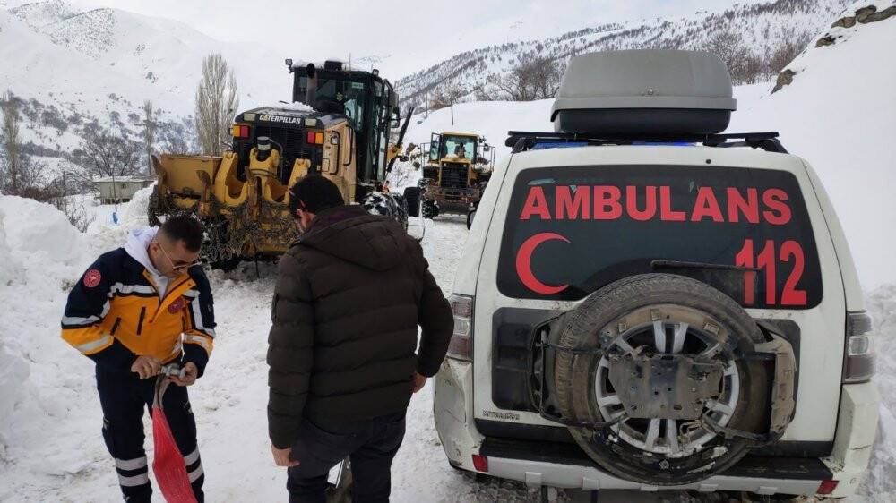 Karla kaplı yollarda ekipler, 40 günlük bebek için seferber oldu