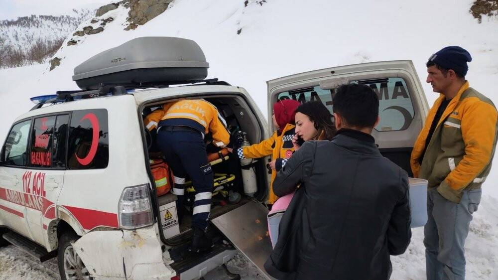 Karla kaplı yollarda ekipler, 40 günlük bebek için seferber oldu