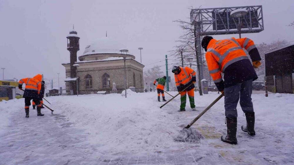 Konya Büyükşehir kar ve buzlanmaya karşı 31 ilçede görev başında