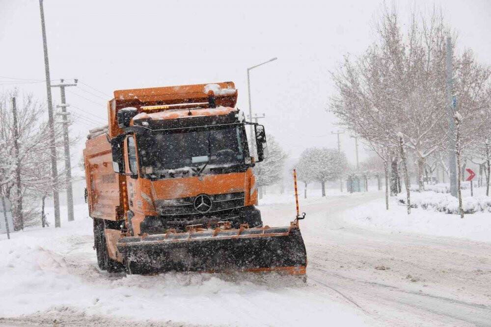 Konya Büyükşehir kar ve buzlanmaya karşı 31 ilçede görev başında