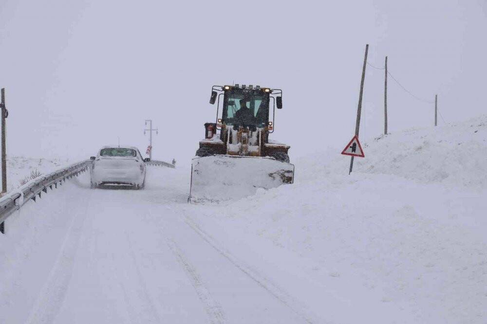 Konya Büyükşehir kar ve buzlanmaya karşı 31 ilçede görev başında