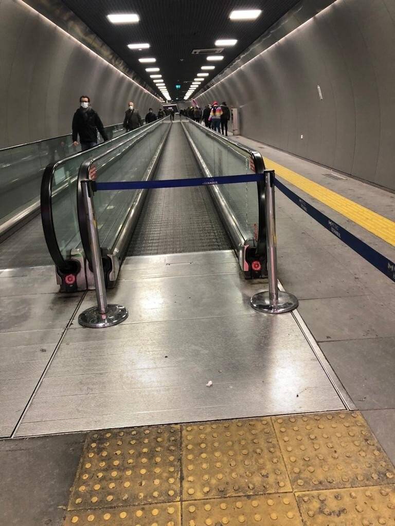 Toplu taşıma duraklarında dışarıda kar, içeride arıza engeli